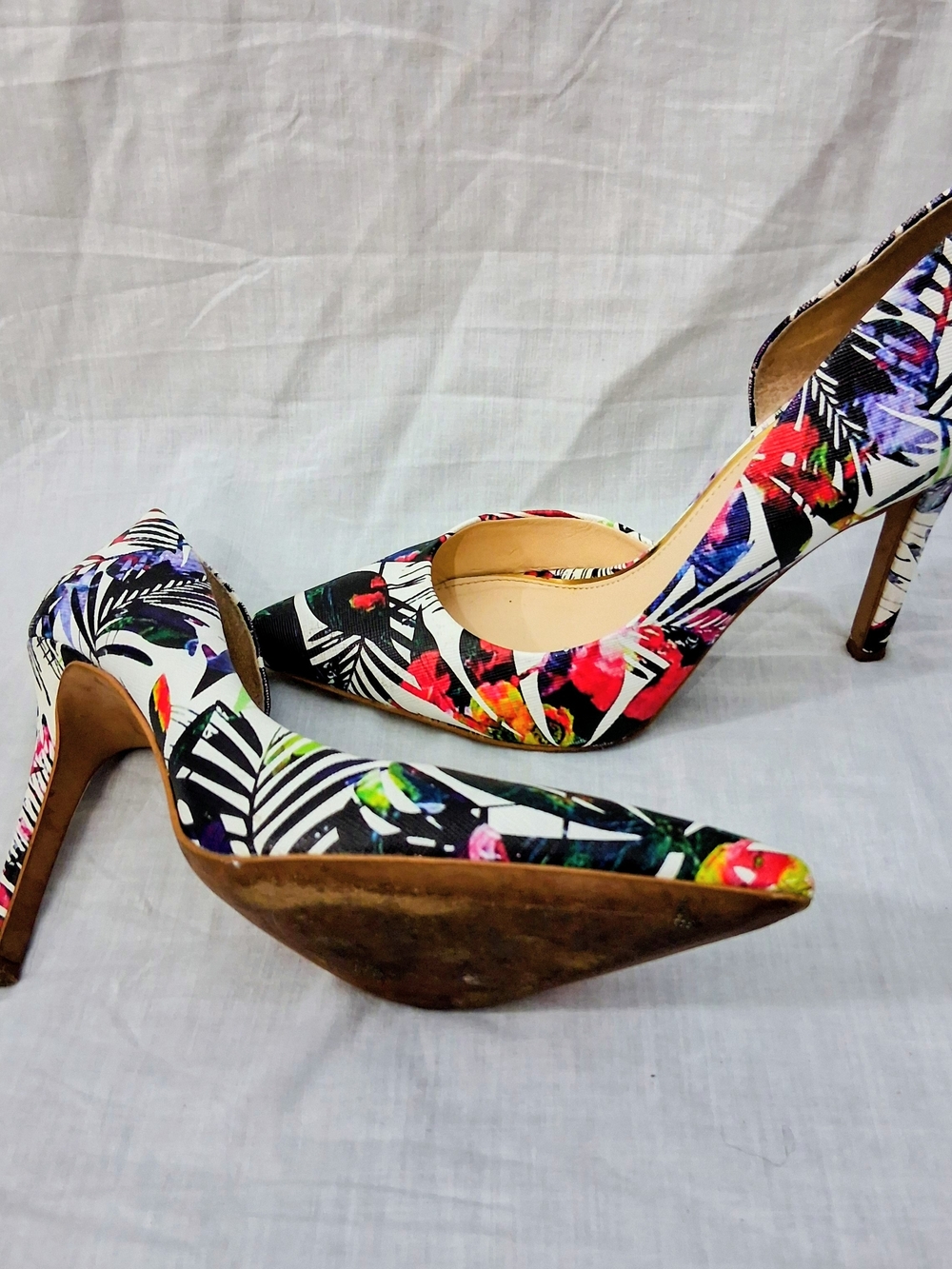Jessica Simpson Tropical Print Pointed Toe Pumps - White Multicolor - Picture 4 of 7